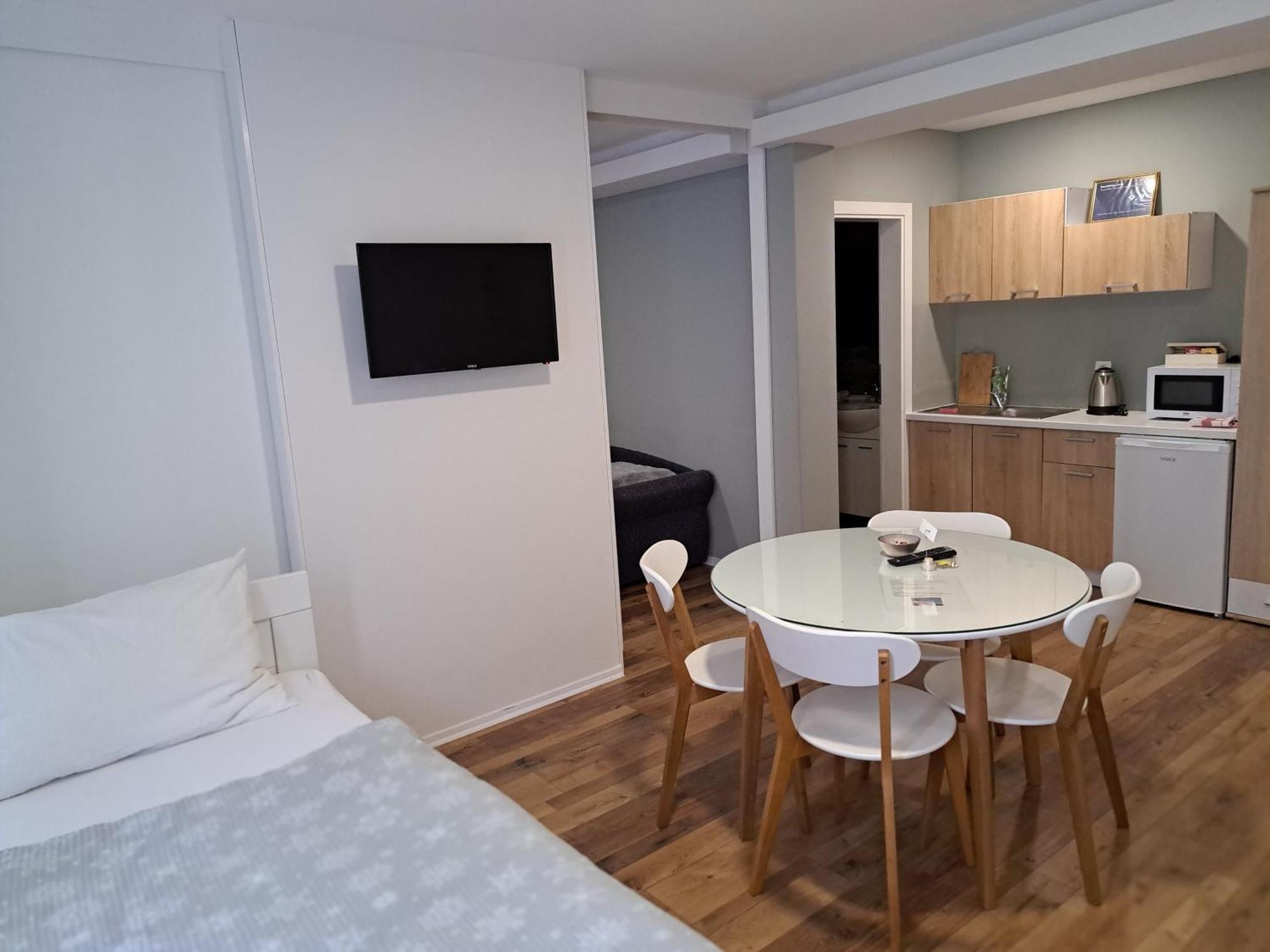 Flower With Free Onsite Parking Apartment
