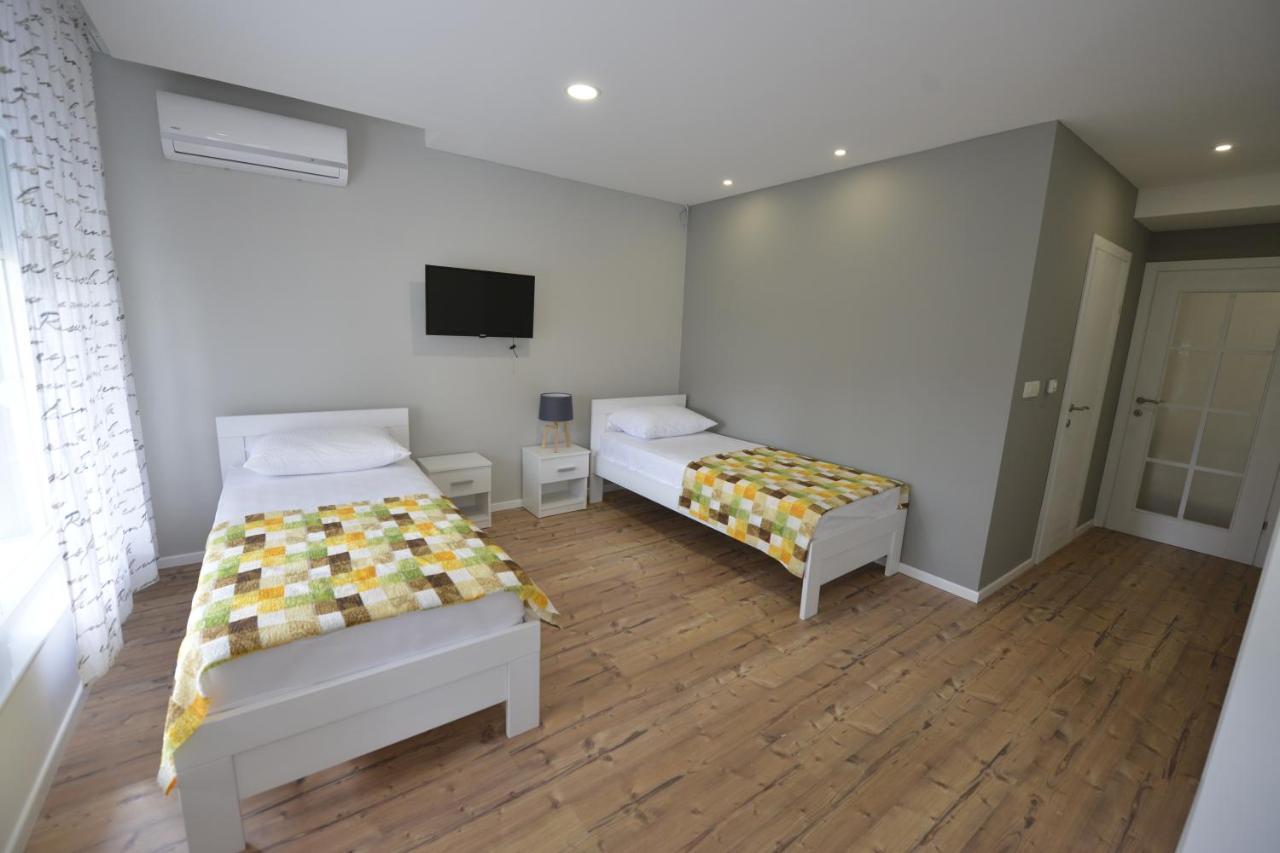 Flower With Free Onsite Parking * Mostar